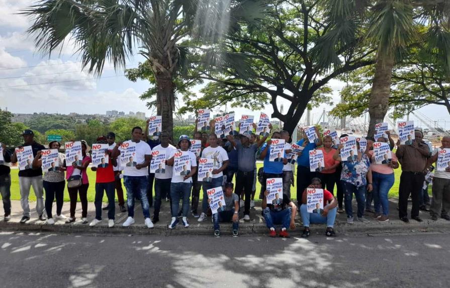 Con "No mires pa' tras" grupo pide reelecci&oacute;n presidencial en acto al que asiste Abinader