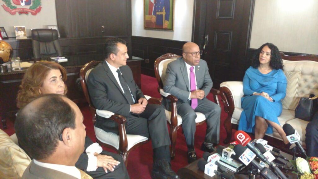 Pacheco se compromete con JCE &ldquo;acelerar&rdquo; aprobaci&oacute;n reforma a leyes electorales