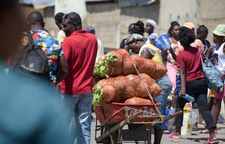 Movilizaciones no impiden a haitianos abastecerse de productos alimenticios en Dajab&oacute;n