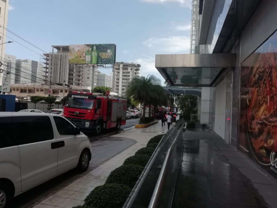 Extinguen incendio en local de plaza Silver Sun Gallery; no reportaron víctimas