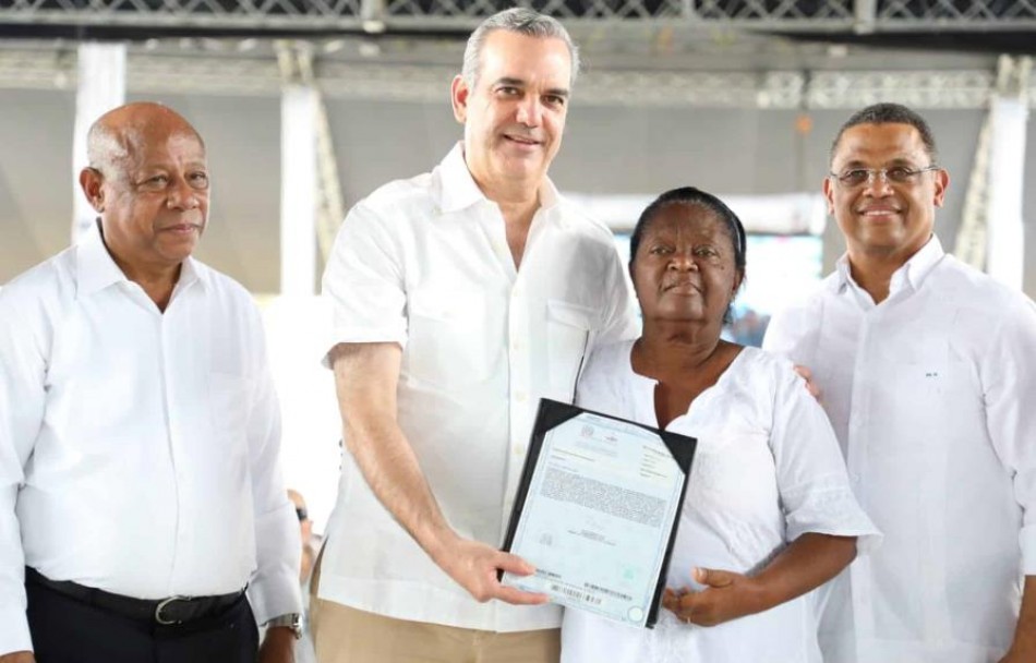 Gobierno ha entregado 46,798 t&iacute;tulos de propiedad a familias pobres del pa&iacute;s