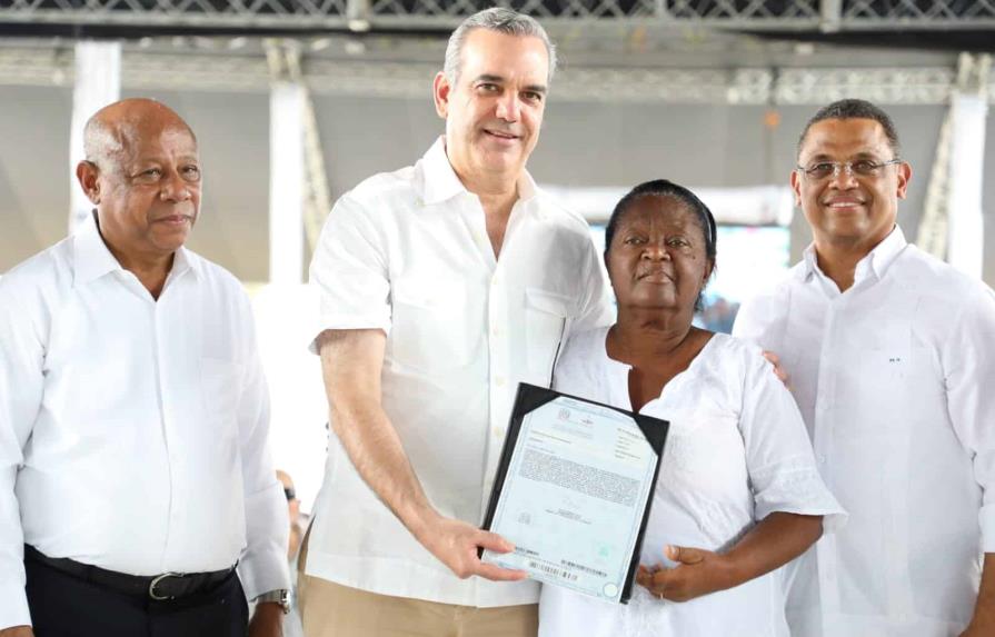 Gobierno ha entregado 46,798 t&iacute;tulos de propiedad a familias pobres del pa&iacute;s