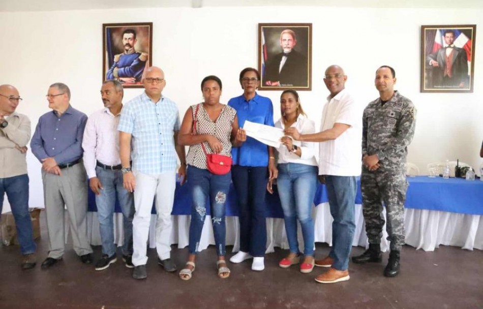 Gobierno entrega "Bono Emergencia" a familias afectadas por el huracán Fiona