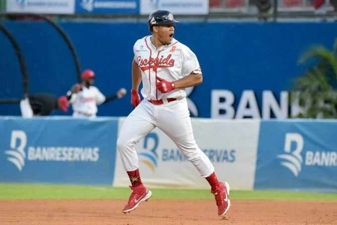 Pedro Severino deja a las &Aacute;guilas en el terreno con un jonr&oacute;n ante Richard Rodr&iacute;guez