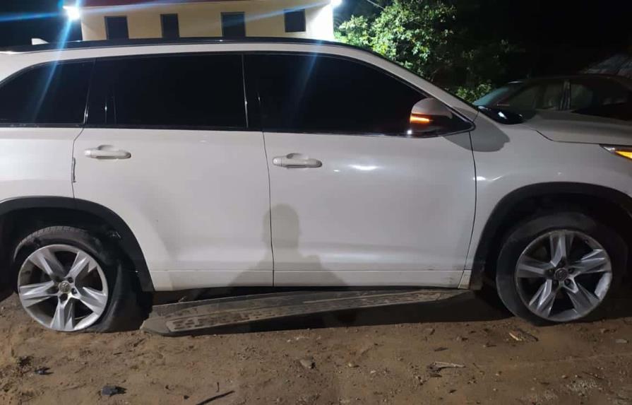 Apresan dos dominicanos que transportaban en yipeta a 16 haitianos indocumentados