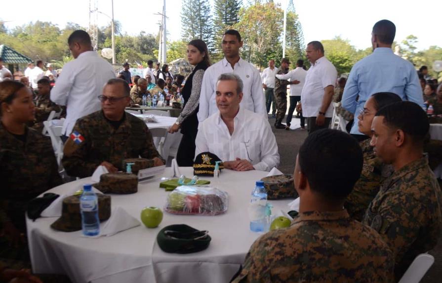 Presidente almuerza con soldados del Ej&eacute;rcito en Santiago
