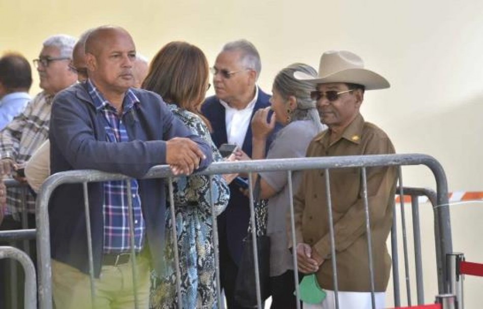 Decenas de personas acuden a Funglode para felicitar a Leonel Fern&aacute;ndez por su cumplea&ntilde;os 69