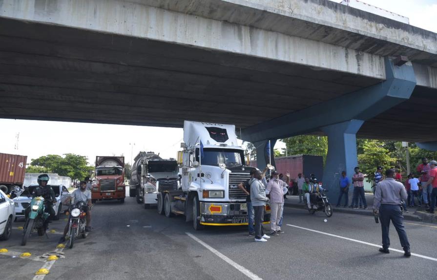 Camioneros obstaculizan el tr&aacute;nsito por la autopista 30 de Mayo