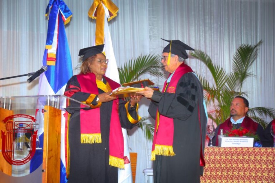 UNEV en Santiago gradúa a nuevos profesionales durante la graduación 64