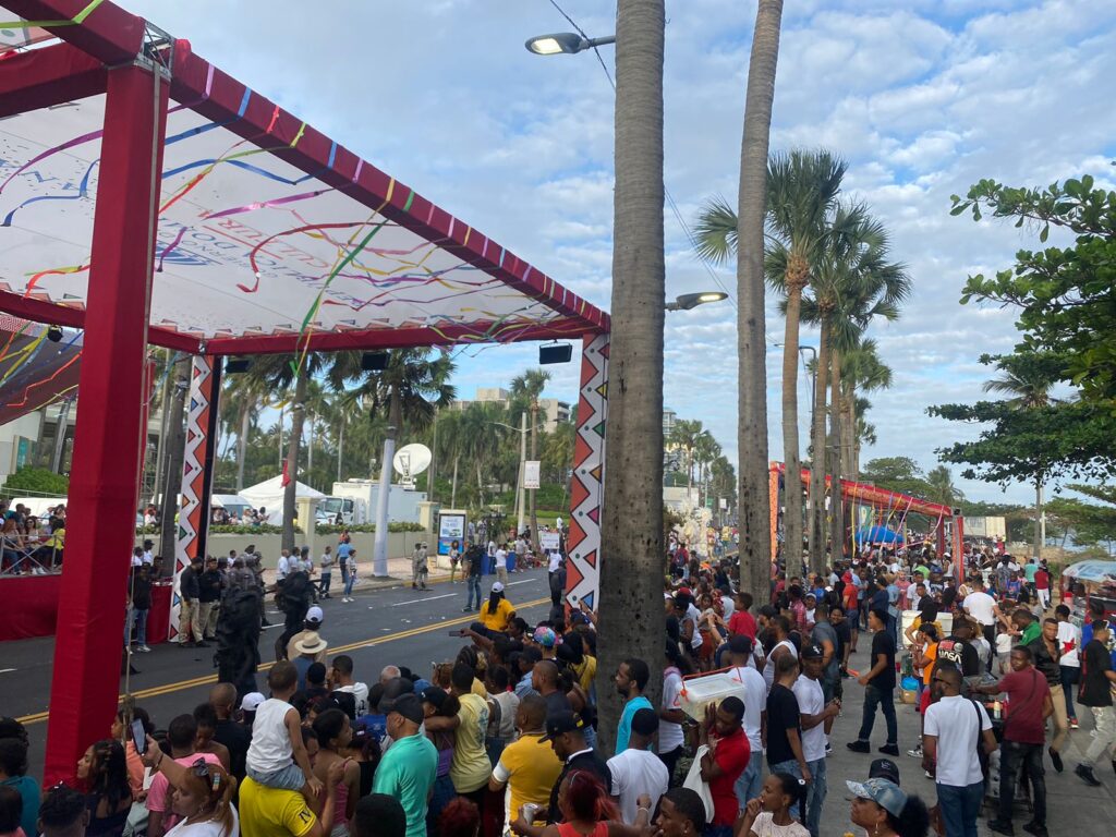 Dominicanos y turistas disfrutan del carnaval en el Malec&oacute;n de Santo Domingo