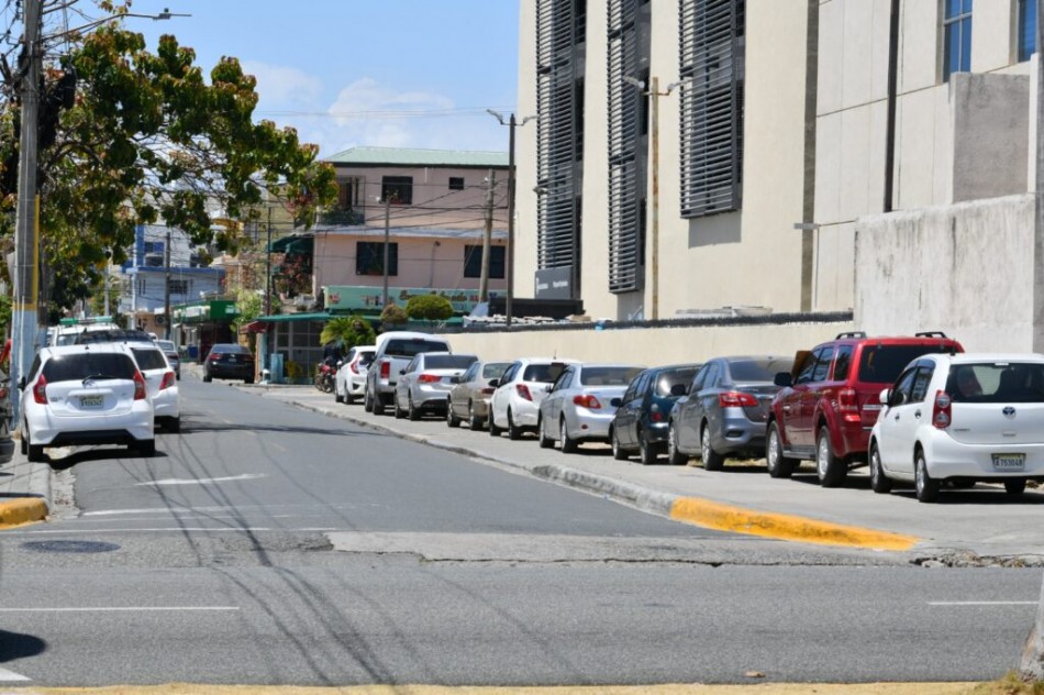 Demanda de parqueos sigue sobrepasando la disponibilidad en puntos del Distrito Nacional