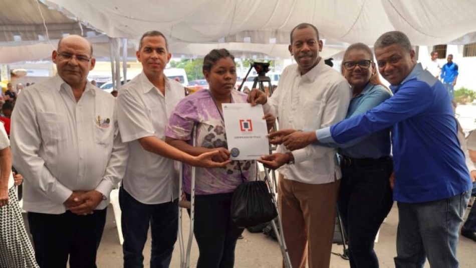 Gobierno entrega 368 t&iacute;tulos de propiedad en Haina
