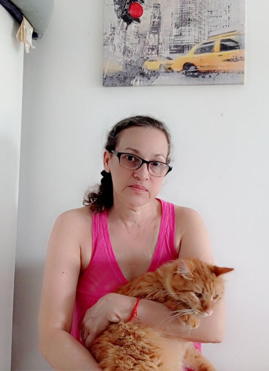 Mujer con 10 gatos clama a las autoridades le extiendan plazo para mudarse a lugar m&aacute;s espacioso