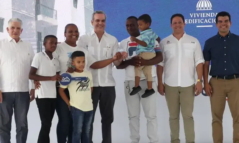 Abinader entreg&oacute; varias obras el fin de semana