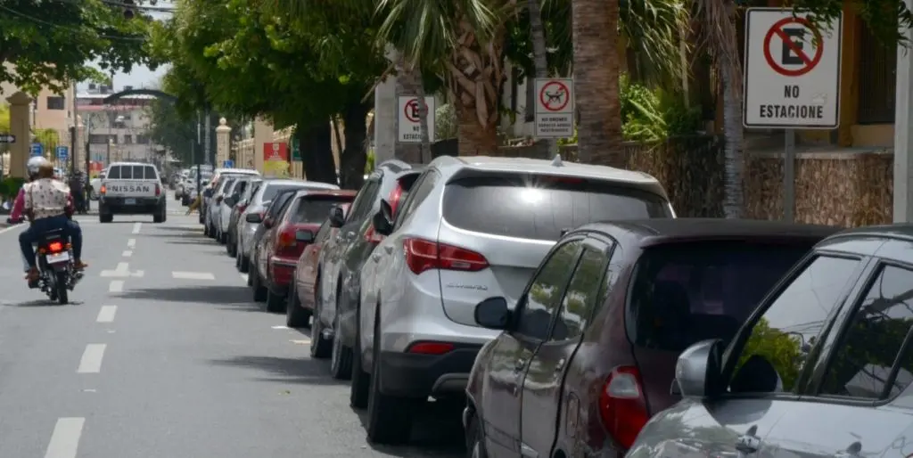 Doble parqueos provoca caos en las calles del Gran Santo Domingo