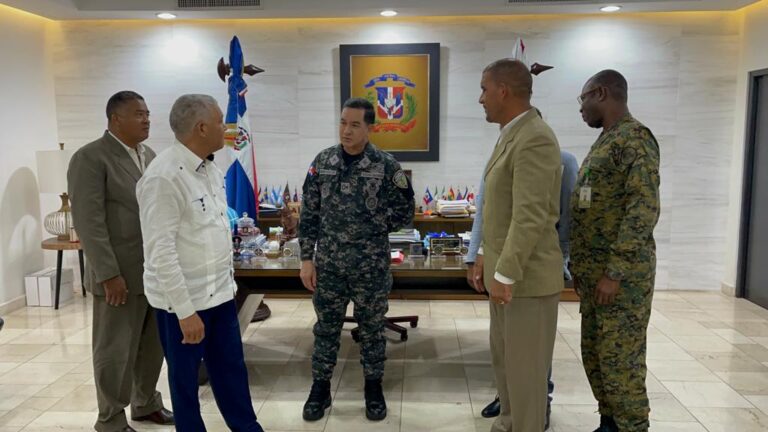 Director de la OMSA y comerciantes de Manoguayabo se re&uacute;nen con jefe de la Polic&iacute;a Nacional
