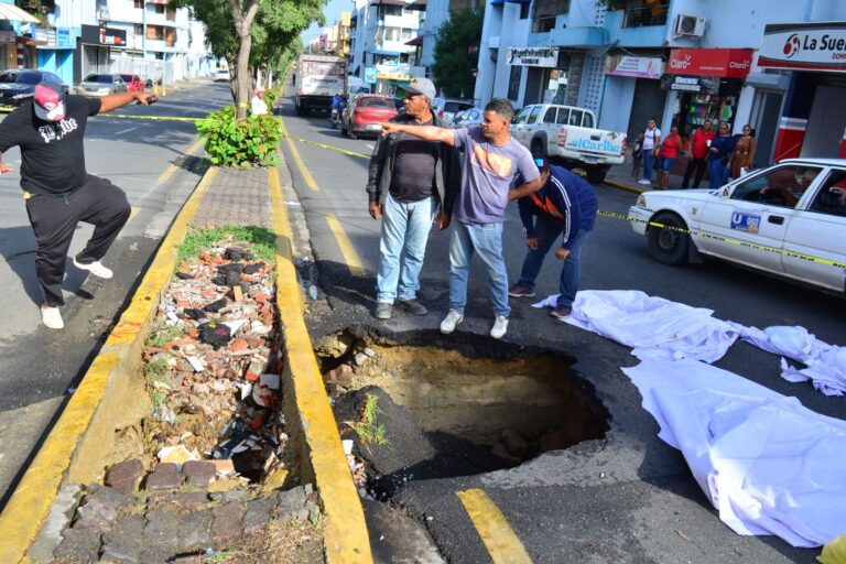 Socav&oacute;n y hundimiento en tramo Las Carreras