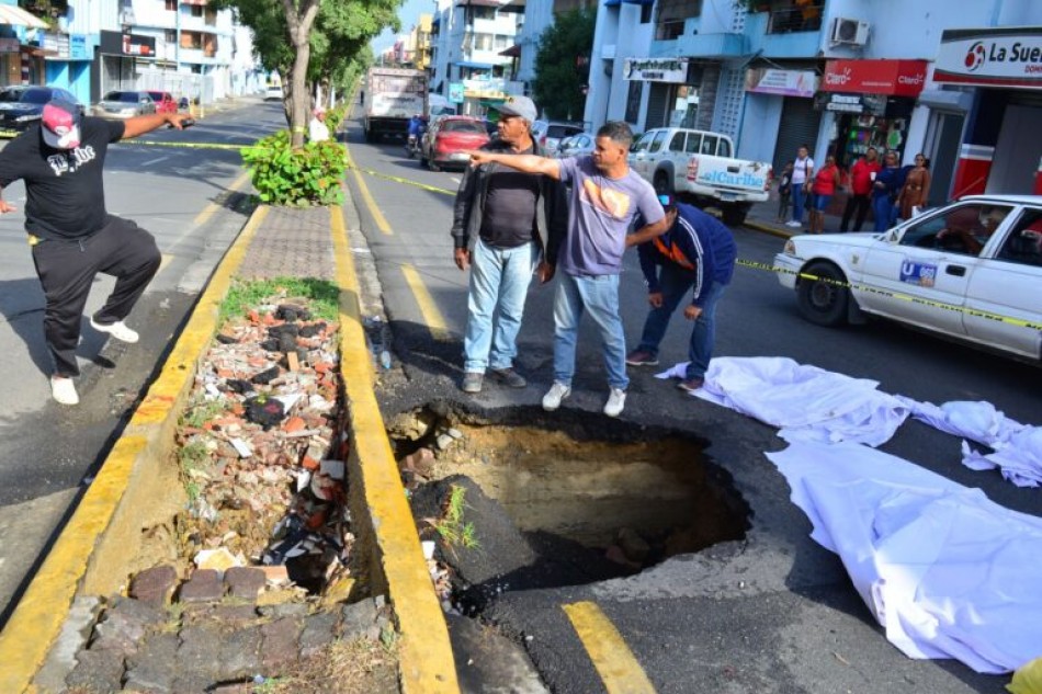 Socav&oacute;n y hundimiento en tramo Las Carreras