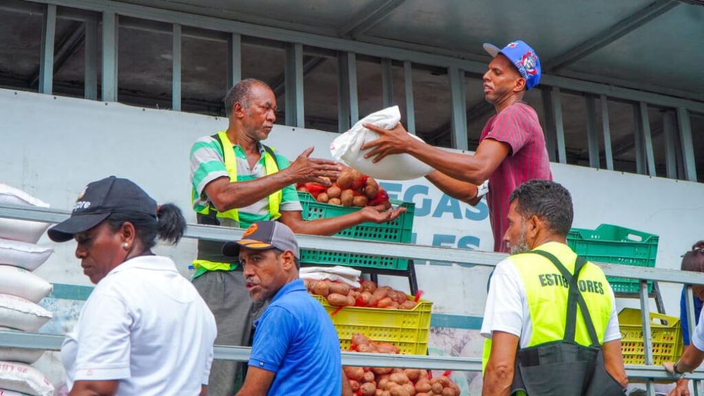 Inespre recibe a cientos de personas por ventas de alimentos a bajos precios en Capotillo