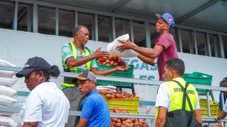 Inespre recibe a cientos de personas por ventas de alimentos a bajos precios en Capotillo