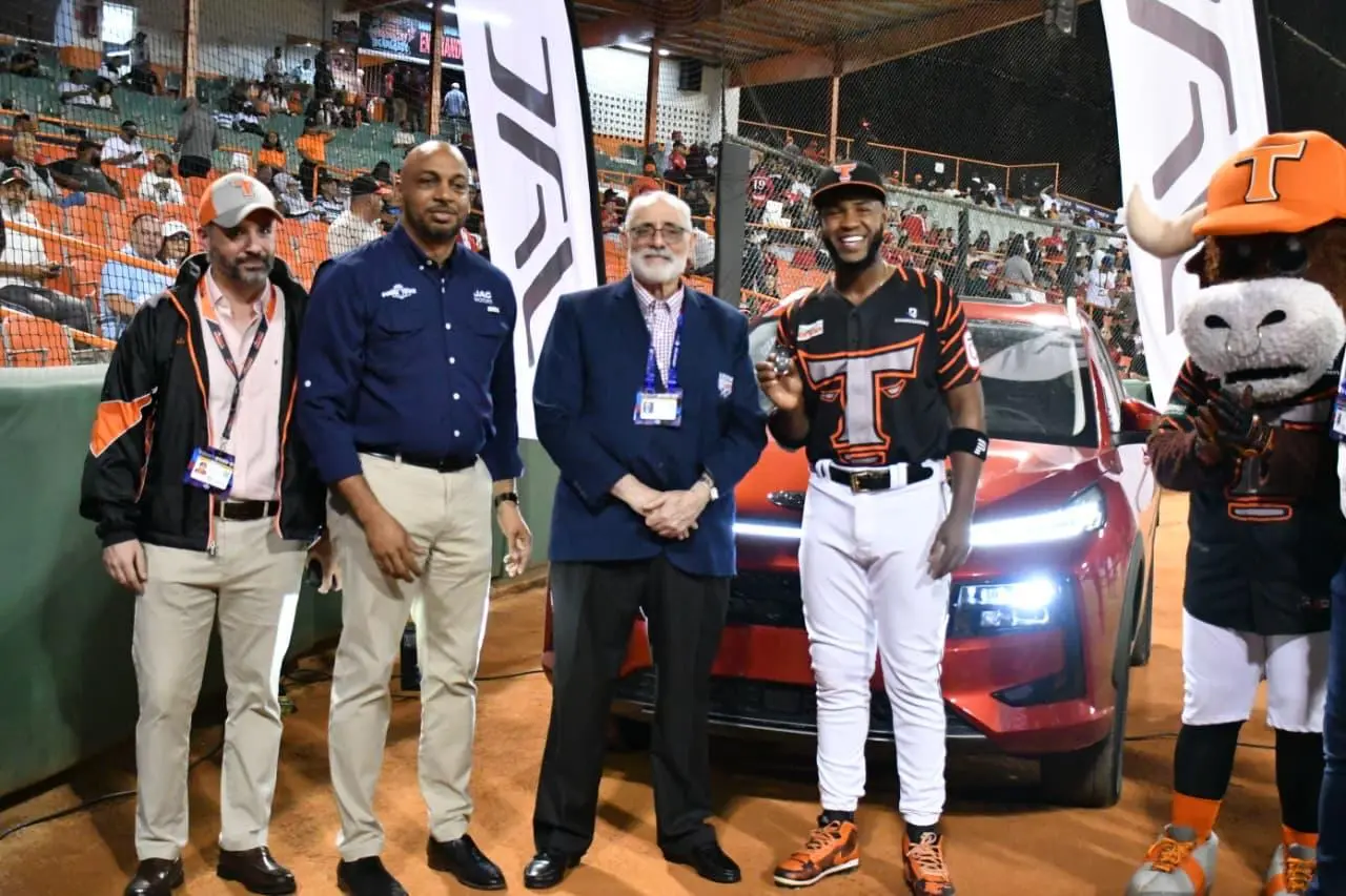 Bryan de la Cruz recibe yipeta JAC JS6 por premio Jugador M&aacute;s Valioso